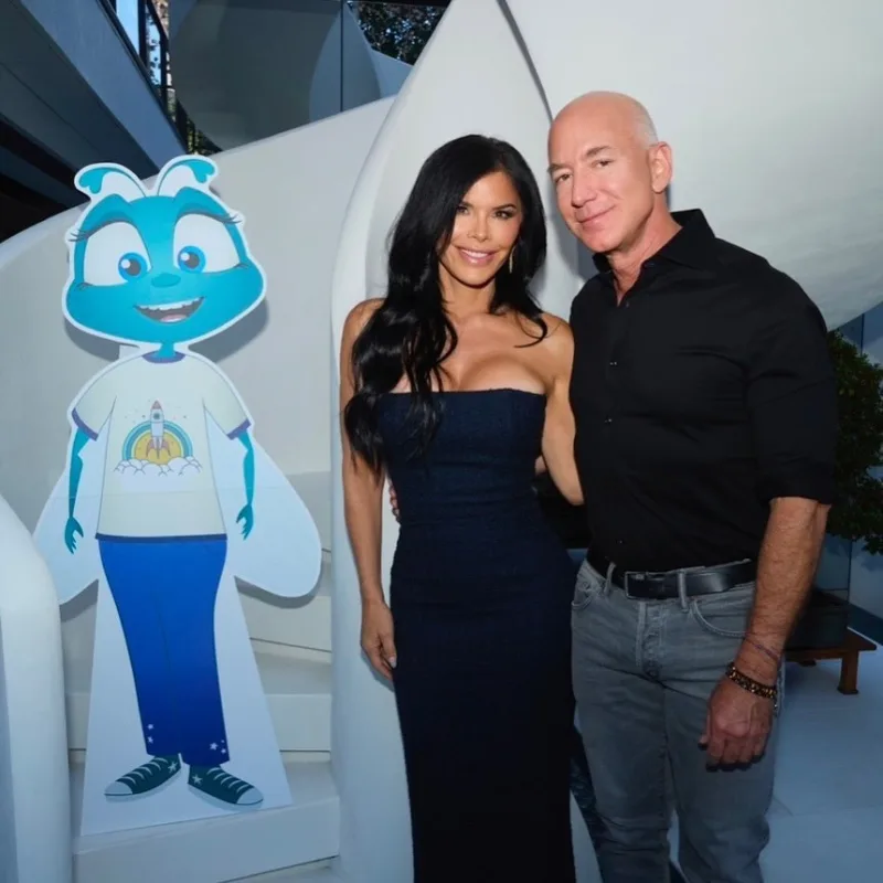 Ο Jeff Bezos και η Lauren Sánchez σε κοινή τους εμφάνιση, με αφορμή τον επικείμενο γάμο τους στη Βενετία.