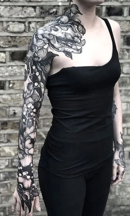 Tattoo σε στυλ blackwork με έντονο μαύρο μελάνι για έμπνευση σχεδίου.