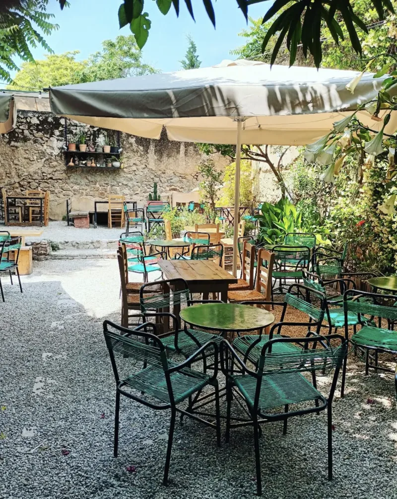 Η καταπράσινη αυλή του Cabezon Bar στο Μεταξουργείο, ιδανική για καλοκαιρινή έξοδο στην Αθήνα.