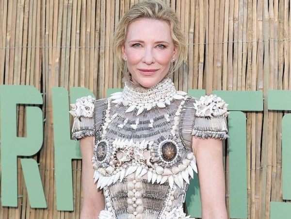 Η Cate Blanchett ντύνεται «Αφροδίτη του Χάους» και φέρνει τρικυμία στο Λονδίνο