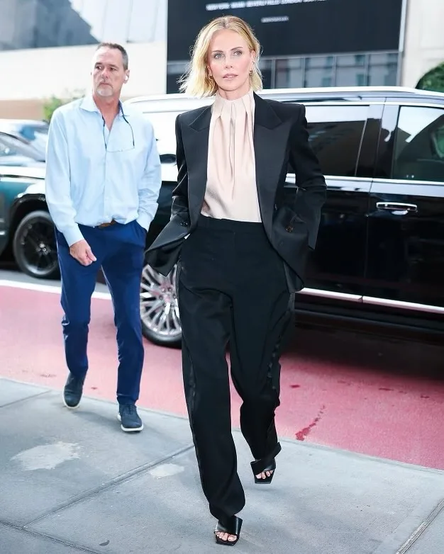Η Charlize Theron με κομψό στυλ στους δρόμους της Νέας Υόρκης.