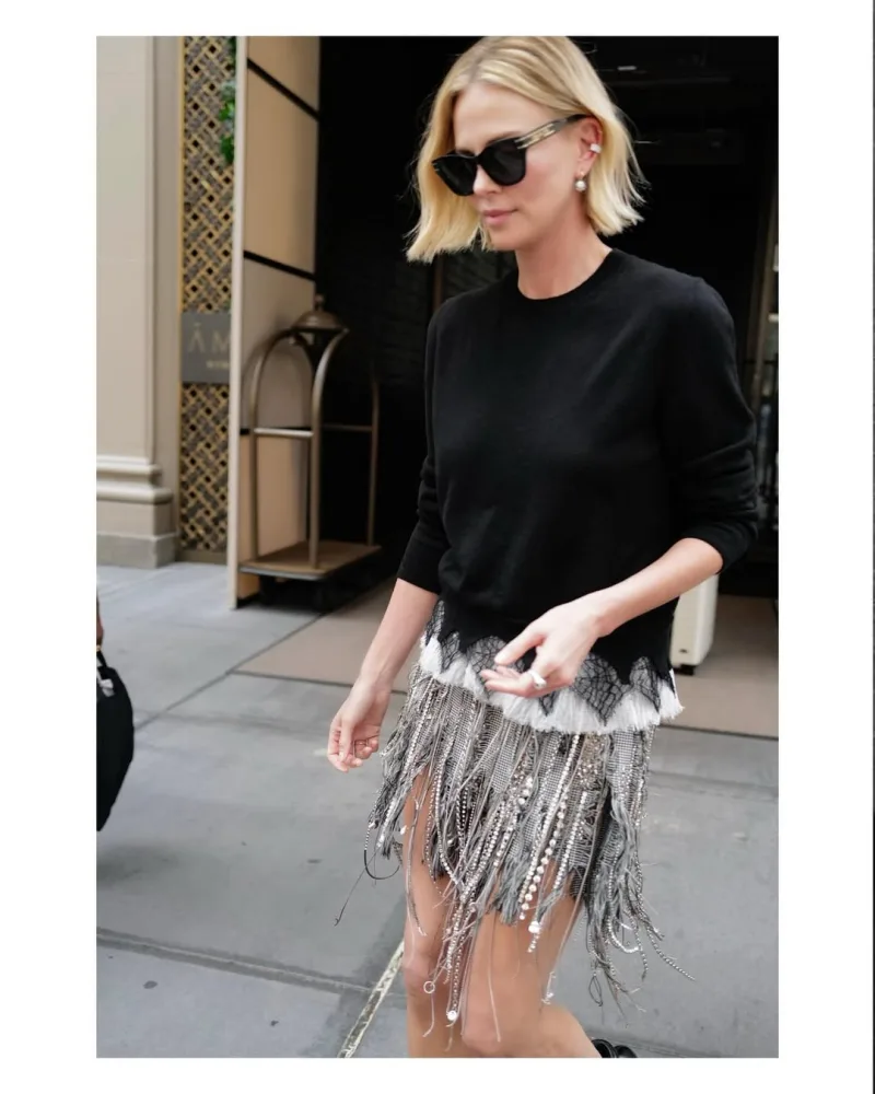 Η Charlize Theron με κομψό στυλ στους δρόμους της Νέας Υόρκης.