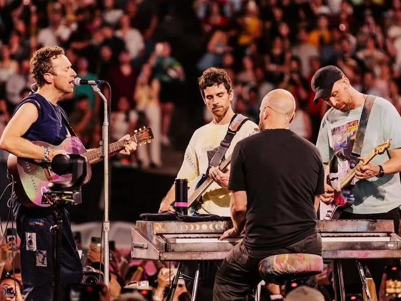 Το συγκρότημα των Coldplay που κυκλοφορεί άλμπουμ σε βινύλια από ανακυκλωμένα πλαστικά μπουκάλια.