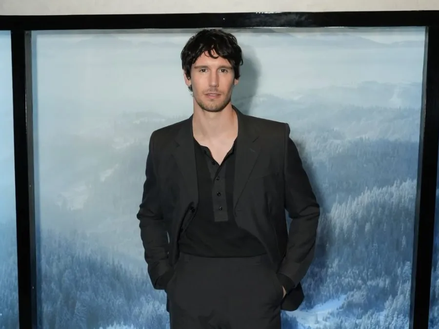 Ο ηθοποιός Cory Michael Smith, πρωταγωνιστής της ταινίας October, σε φωτογραφία από τον προσωπικό του λογαριασμό.