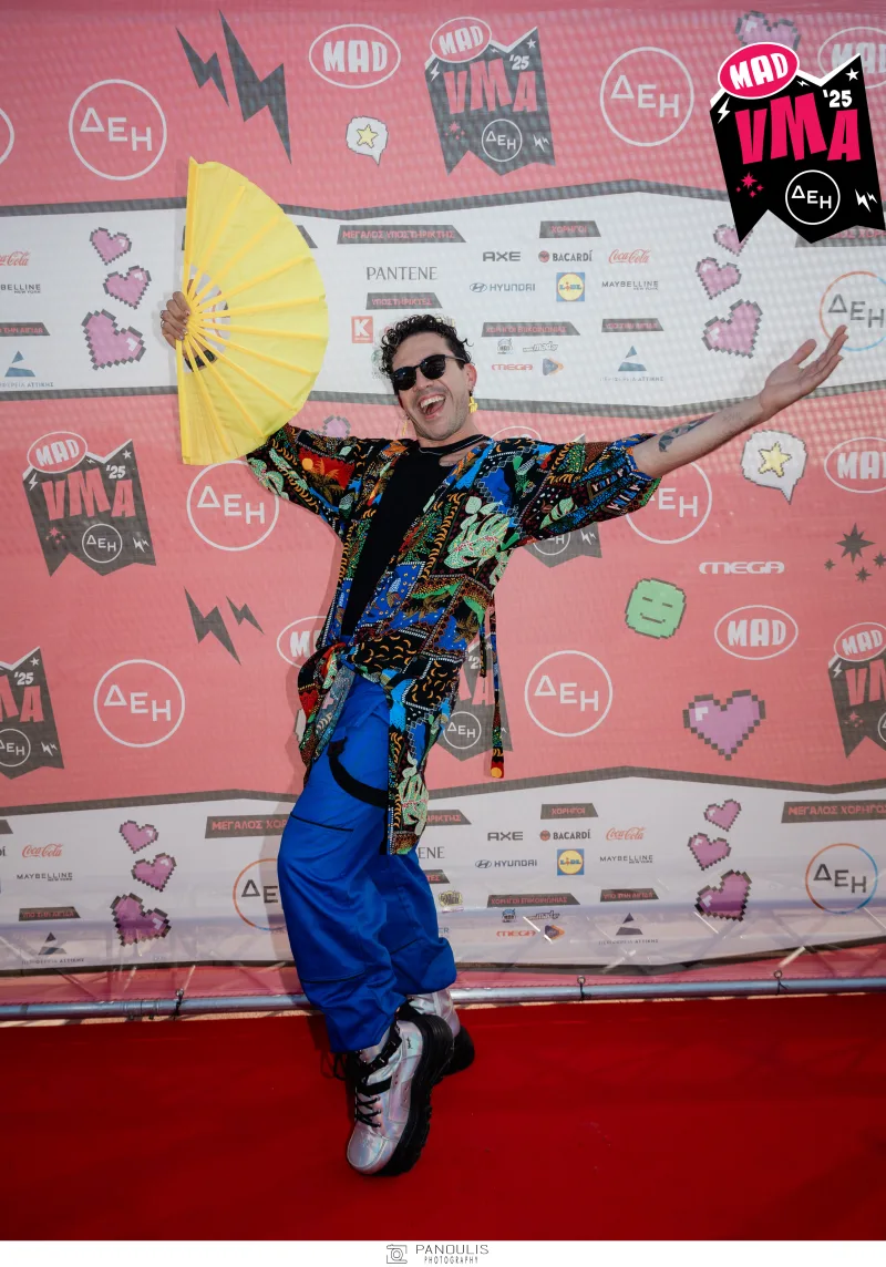 Ο Dave στο κόκκινο χαλί των Mad VMA 2025 από την ΔΕΗ.