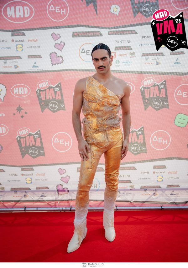 Ο Dr. Chris στο κόκκινο χαλί των Mad VMA 2025 από την ΔΕΗ.