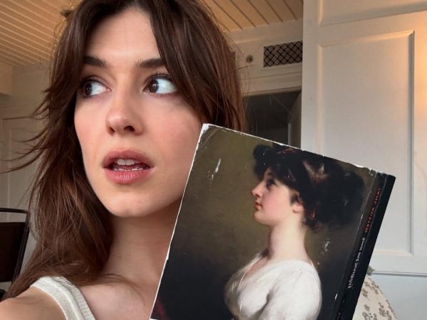 Η Daisy Edgar-Jones στο ρόλο της Elinor στο νέο «Λογική και Ευαισθησία»