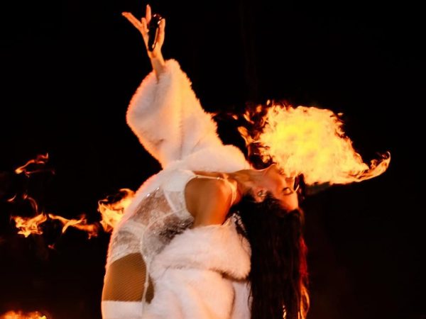 Η Dua Lipa τραγούδησε «Nothing Compares 2 U» και ράγισε καρδιές στο Δουβλίνο
