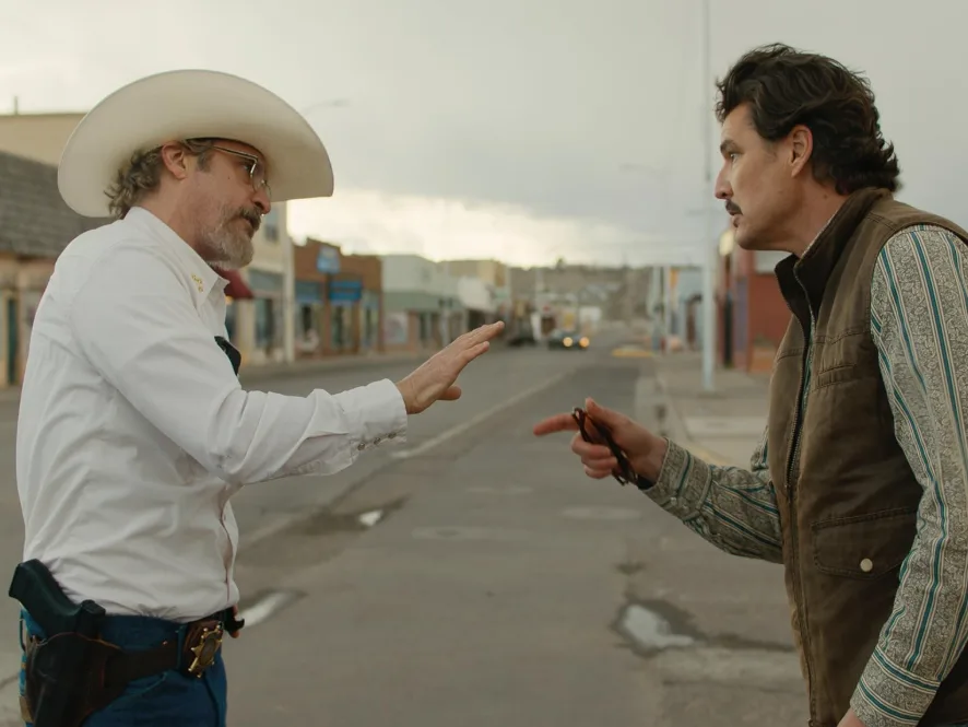 Ο Joaquin Phoenix και ο Pedro Pascal σε σκηνή από την ταινία Eddington.
