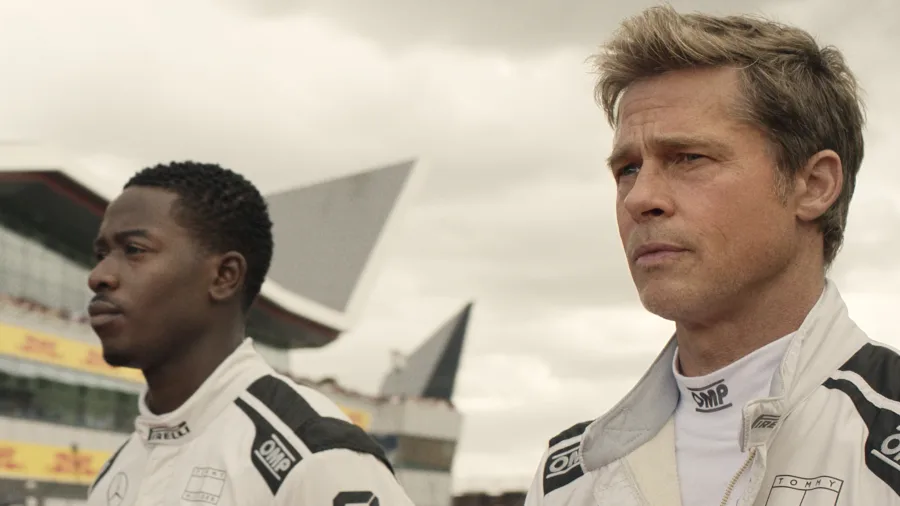 Ο Brad Pitt με στολή οδηγού Formula 1 για τις ανάγκες της νέας του ταινίας.