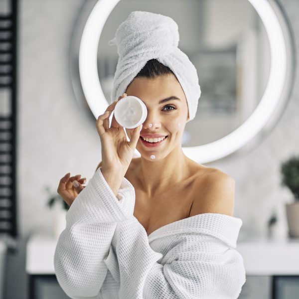 Τα skincare βίντεο τελικά βλάπτουν το δέρμα σου — Γιατί το scroll σου δεν είναι τόσο «clean» όσο νομίζεις