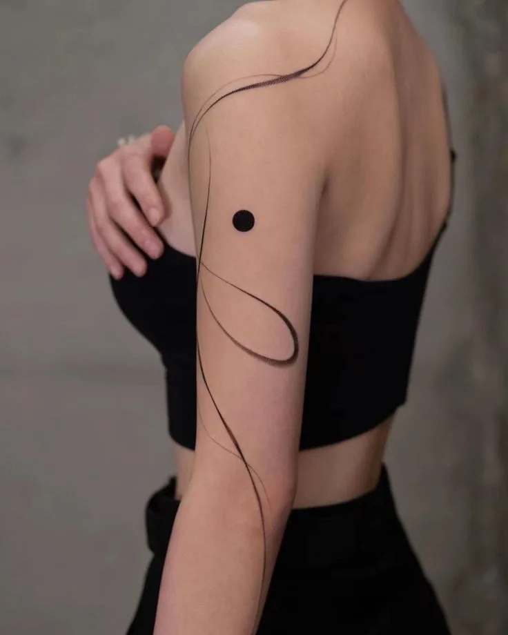 Λεπτό σχέδιο tattoo με λεπτές γραμμές (fine line) στο χέρι για κομψό και διακριτικό στιλ.