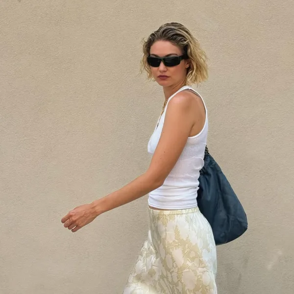 Η Gigi Hadid σε κομψή εμφάνιση που αναδεικνύει το στυλ των ζωδίων που δημιουργούν τη μόδα.