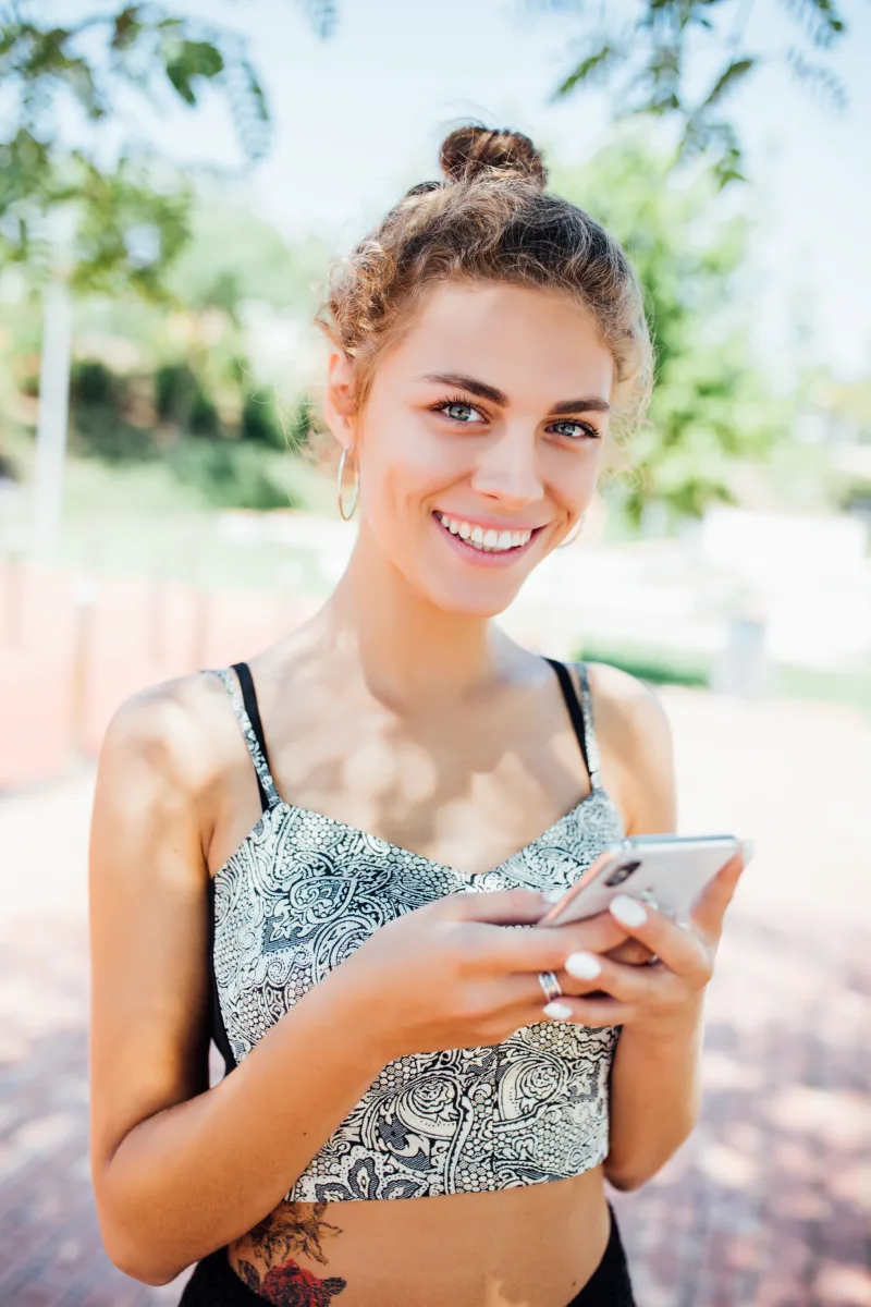 Κοντινό πλάνο ενός iPhone με το μενού των ρυθμίσεων ανοιχτό στην οθόνη.