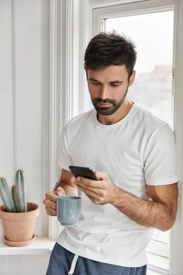 Κοντινό πλάνο ενός iPhone με το μενού των ρυθμίσεων ανοιχτό σε περιβάλλον iOS.
