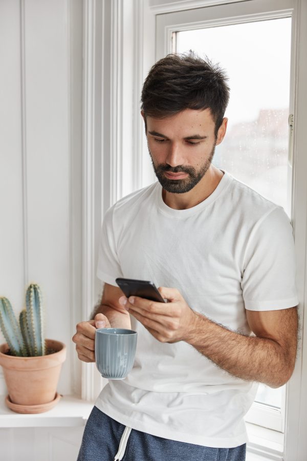 Κοντινό πλάνο ενός iPhone με το μενού των ρυθμίσεων ανοιχτό σε περιβάλλον iOS.