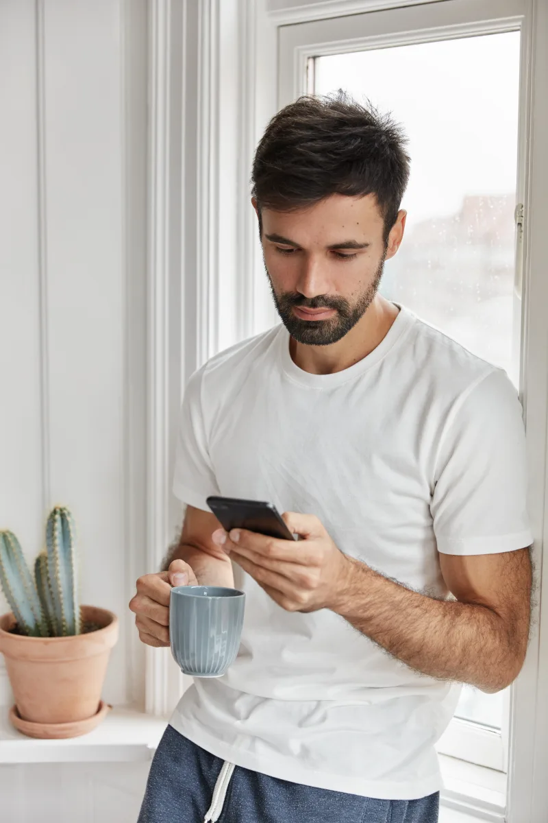 Κοντινό πλάνο ενός iPhone με το μενού των ρυθμίσεων ανοιχτό σε περιβάλλον iOS.