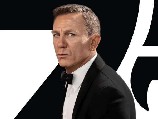 Ο Daniel Craig ως James Bond κρατάει όπλο στην αφίσα της ταινίας "No Time To Die", μιας από τις θρυλικές ταινίες του πράκτορα 007.