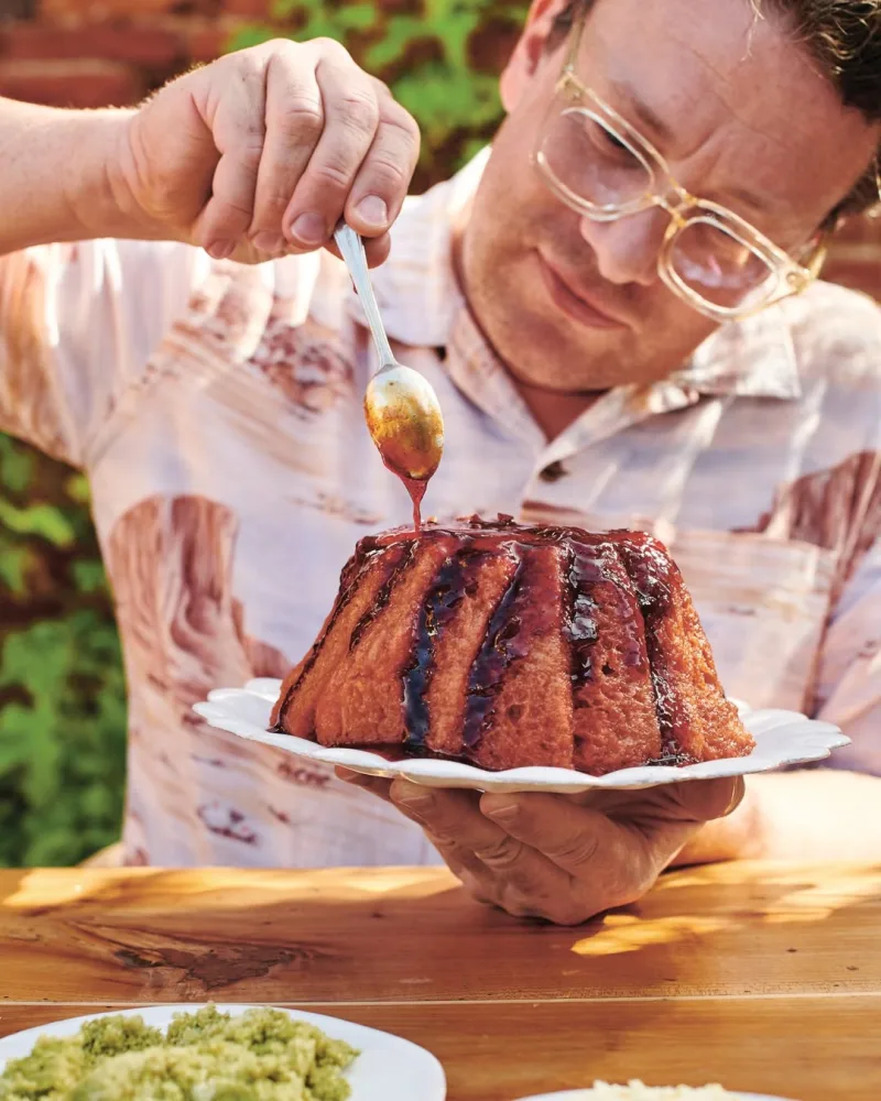 Ο Jamie Oliver στον παραδοσιακό φούρνο που δημιούργησε στον στάβλο του 18ου αιώνα.