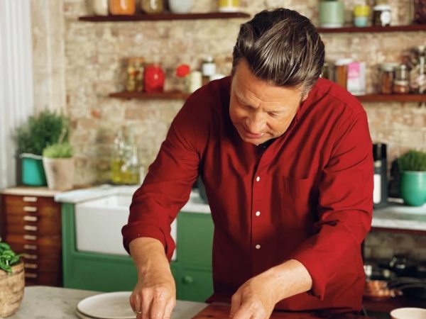 Ο Jamie Oliver ετοιμάζει τον πιο «γλυκό» αιφνιδιασμό του καλοκαιριού