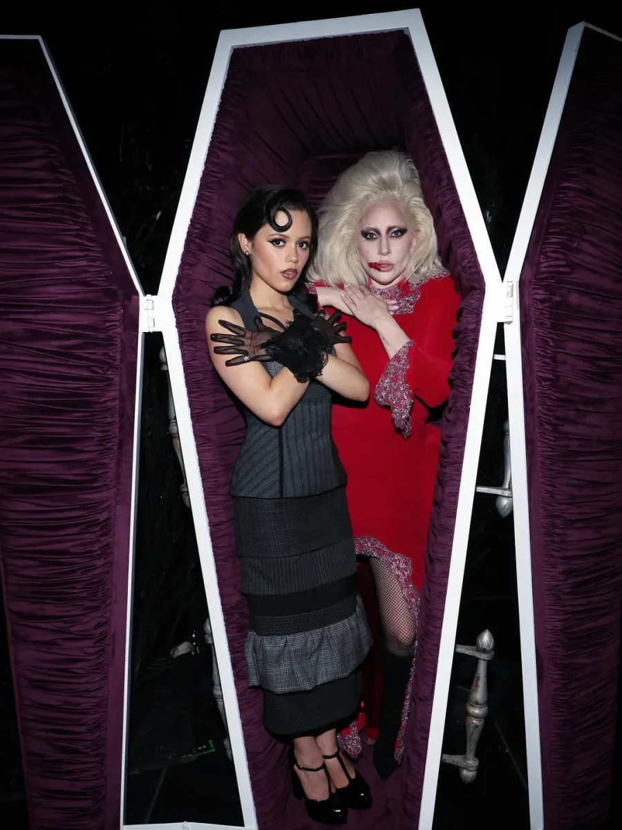 Η Lady Gaga η οποία θα συμμετάσχει στη 2η σεζόν της σειράς Wednesday ως Rosaline Rotwood.