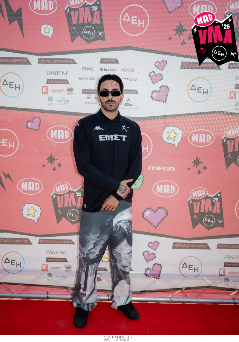 Ο KIRA στο κόκκινο χαλί των Mad Video Music Awards 2025 από την ΔΕΗ.