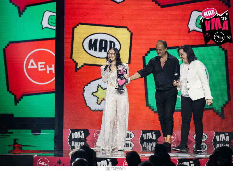 Η νικήτρια των Mad Video Music Awards 2025 από τη ΔΕΗ ανεβαίνει στη σκηνή για να παραλάβει το βραβείο της.