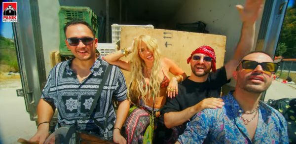 Konnie Metaxa: «Sinanay» Το ανατρεπτικό videoclip και η μητέρα της σε ρόλο – έκπληξη!