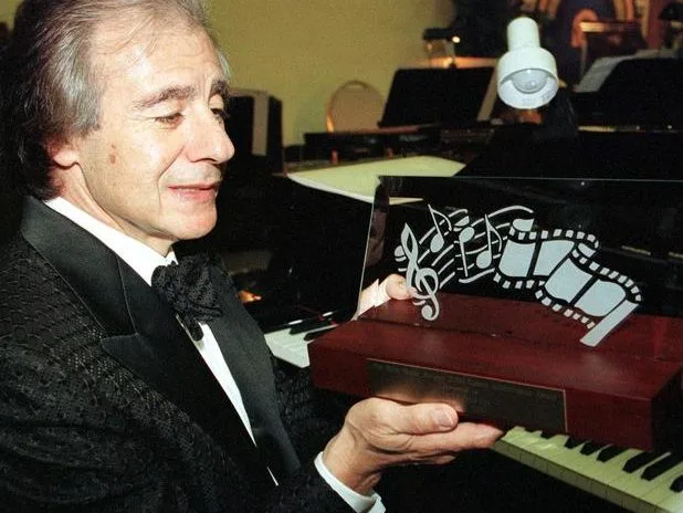 Ο συνθέτης Lalo Schifrin κρατά το βραβείο για τη συνολική του προσφορά σε εκδήλωση της Film Music Society στο Χόλιγουντ.