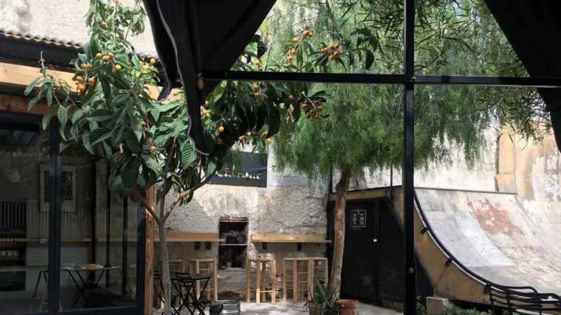 Η αυλή του Latraac στον Κεραμεικό, ένας εναλλακτικός χώρος για καλοκαιρινή έξοδο στην Αθήνα.