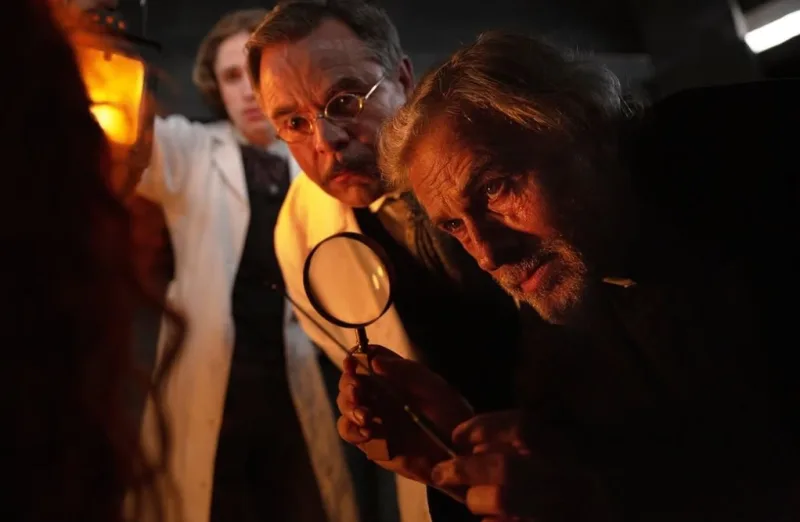Σκηνή από τη νέα ταινία Δράκουλας του Luc Besson, εμπνευσμένη από τον κλασικό κινηματογραφικό τρόμο.