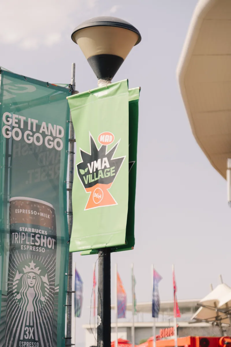 Λάβαρο Mad VMA Village Festival από τη ΔΕΗ σε στύλο φωτισμού.