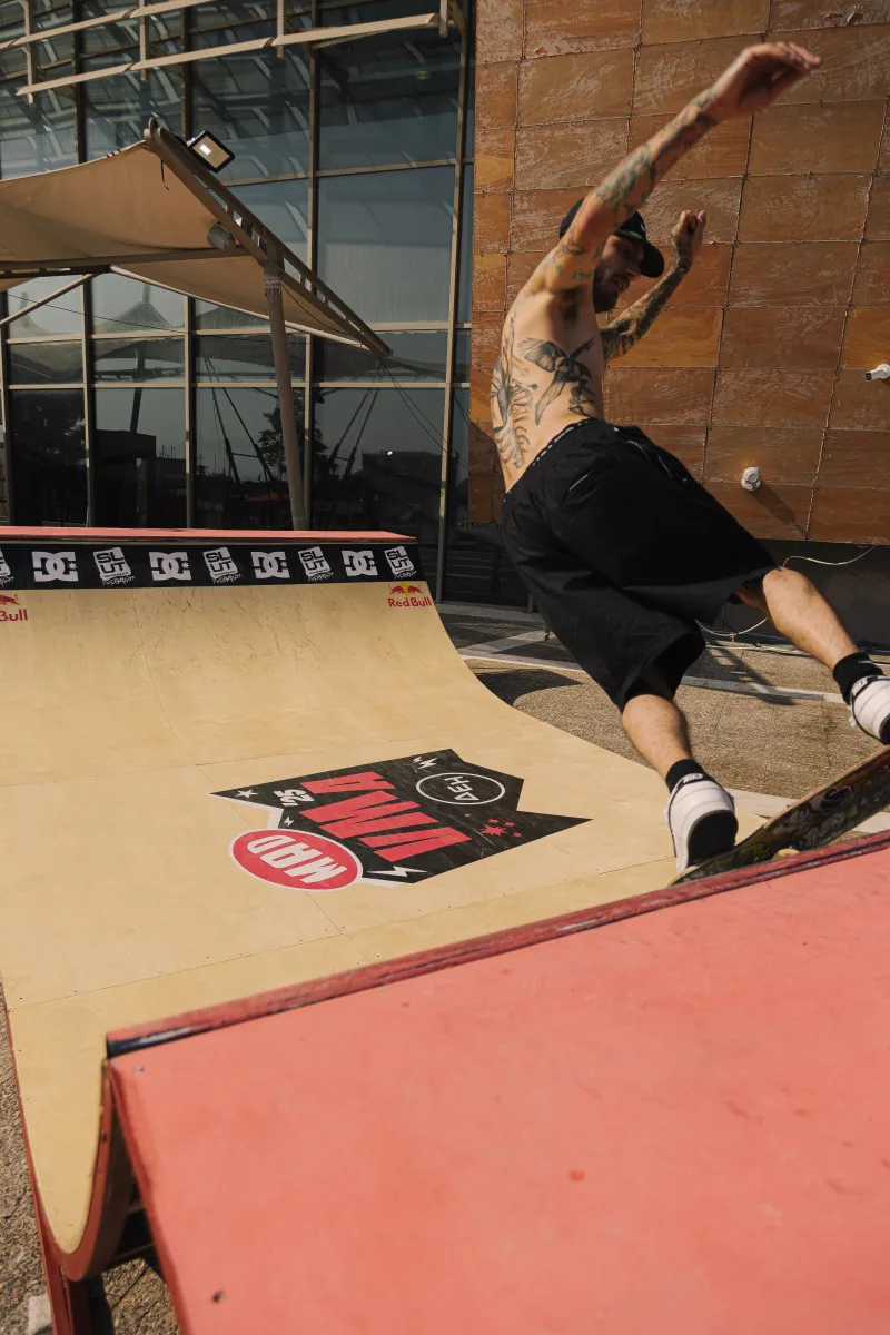Skater κάνει κόλπο σε ράμπα στο Mad VMA Village Festival από την ΔΕΗ.