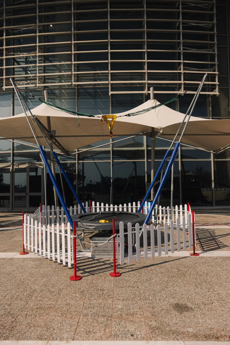 Εγκατάσταση bungee τραμπολίνο στο Mad VMA Village Festival.
