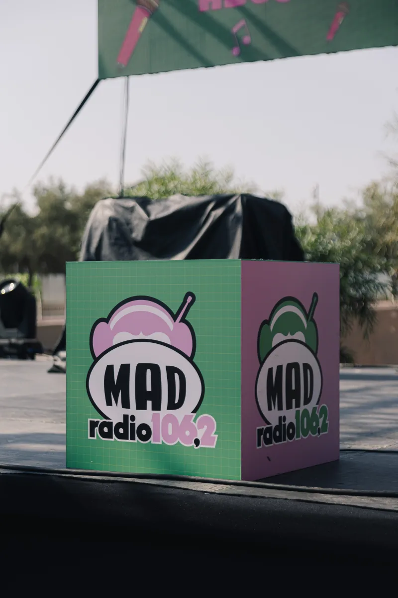 Κύβος με το λογότυπο του Mad Radio 106.2 σε σκηνή
