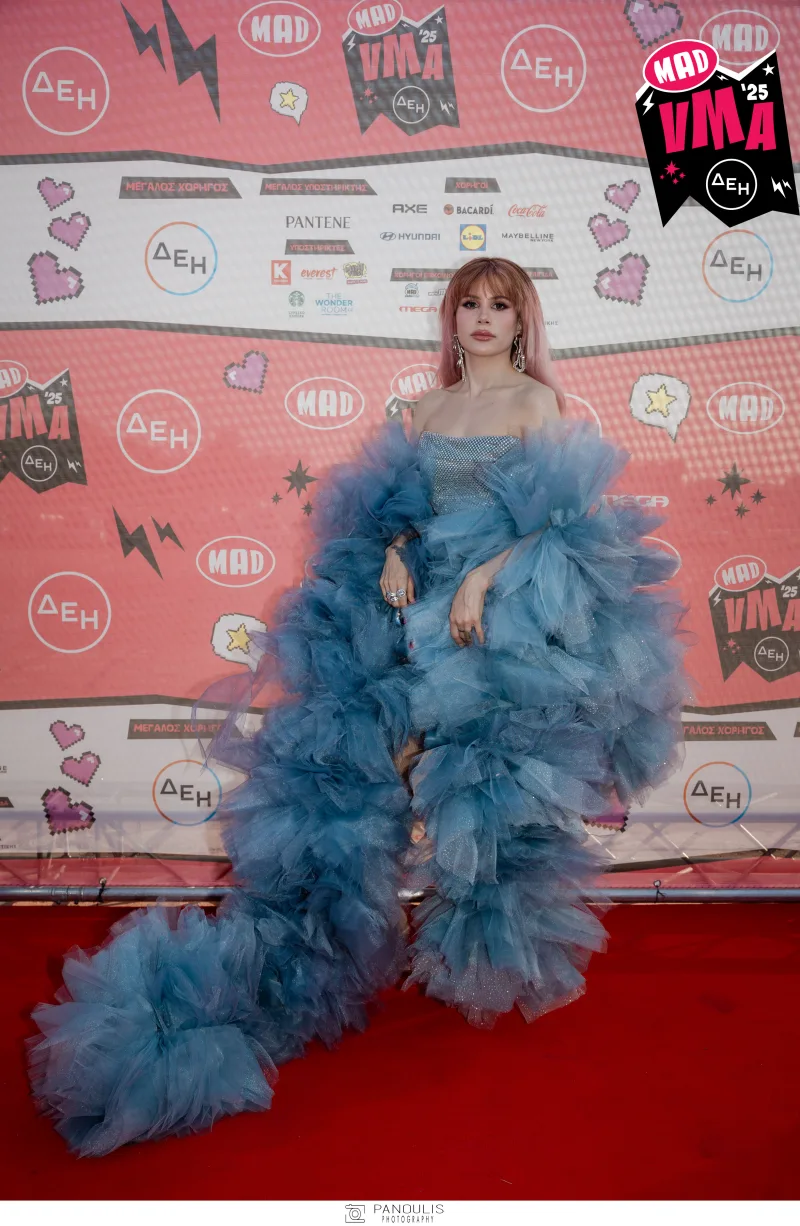 Η MIKAY στο κόκκινο χαλί των Mad VMA 2025 από την ΔΕΗ με εντυπωσιακή εμφάνιση.