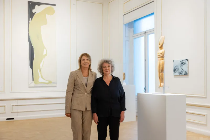 Η Σάντρα Μαρινοπούλου και η Marlene Dumas στην έκθεση του Μουσείου Κυκλαδικής Τέχνης.