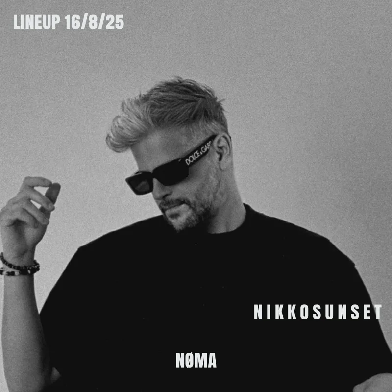 Ασπρόμαυρη φωτογραφία του Nikko Sunset με γυαλιά ηλίου για το NØMA Festival.