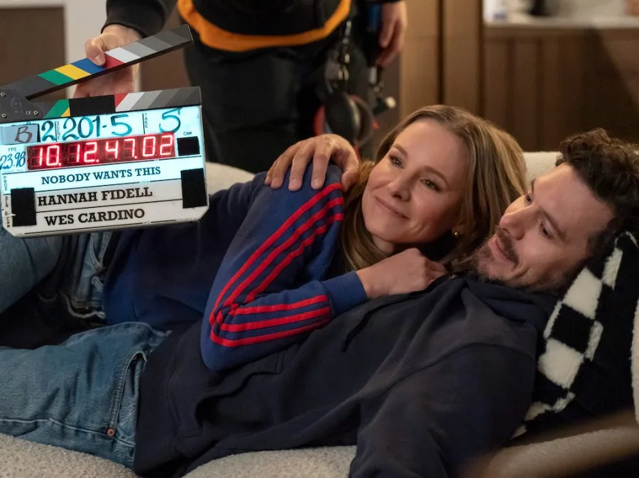 Σκηνή από τη δεύτερη σεζόν της σειράς Nobody Wants This στο Netflix με τον ραβίνο και την podcaster.