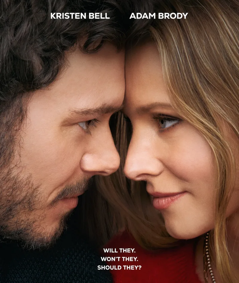 Σκηνή από τη δεύτερη σεζόν της σειράς Nobody Wants This στο Netflix με τον ραβίνο και την podcaster.