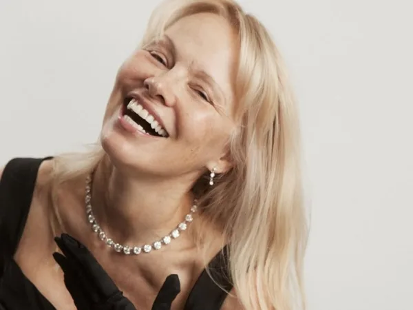 Η Pamela Anderson ποζάρει χωρίς μακιγιάζ, αναδεικνύοντας τη φυσική ομορφιά ενάντια στην τεχνητή νοημοσύνη.