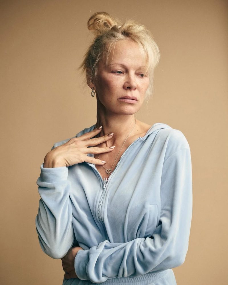 Η Pamela Anderson ποζάρει φυσικά χωρίς μακιγιάζ, αναδεικνύοντας την αυθεντική ομορφιά της ενάντια στην τεχνητή νοημοσύνη.