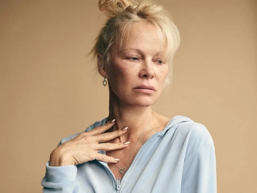 Η Pamela Anderson ποζάρει φυσικά χωρίς μακιγιάζ, αναδεικνύοντας την αυθεντική ομορφιά της ενάντια στην τεχνητή νοημοσύνη.