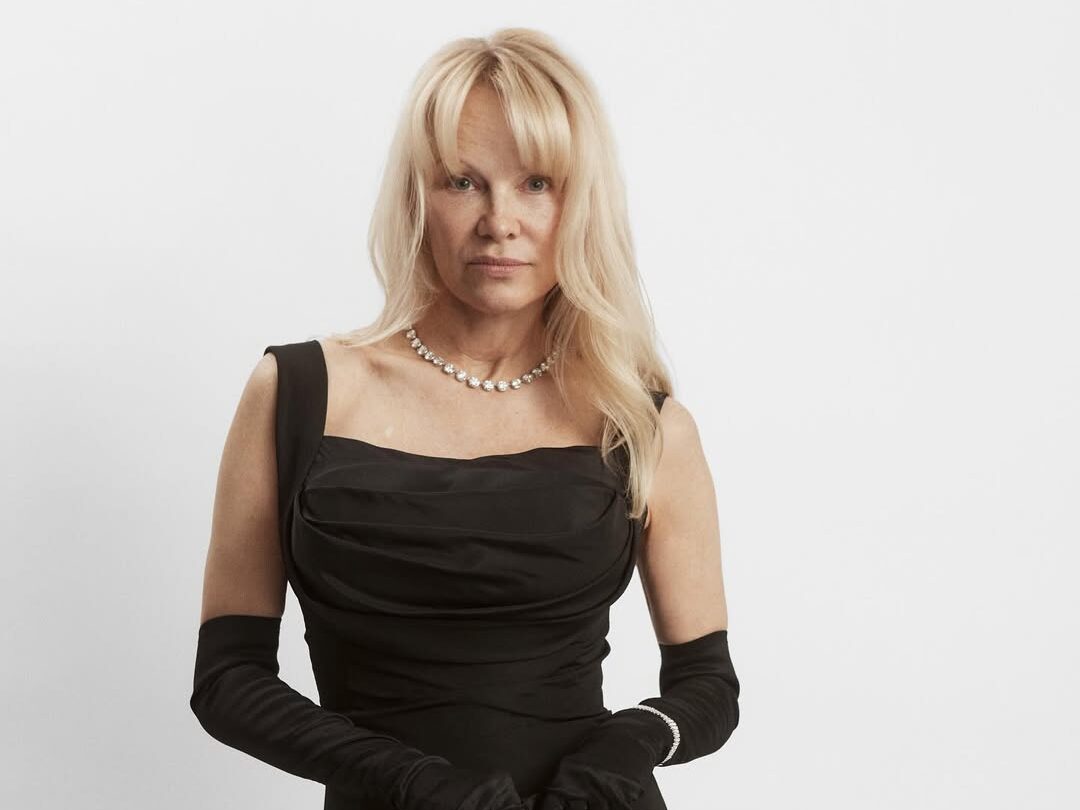 Pamela Anderson x Olive Ateliers: Η συλλογή που μετατρέπει το καλοκαίρι σου σε French chic εμπειρία