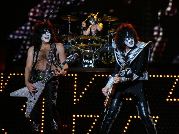 Ο Nick Jonas φορά λευκό face paint και ανεβαίνει στη σκηνή ως Paul Stanley