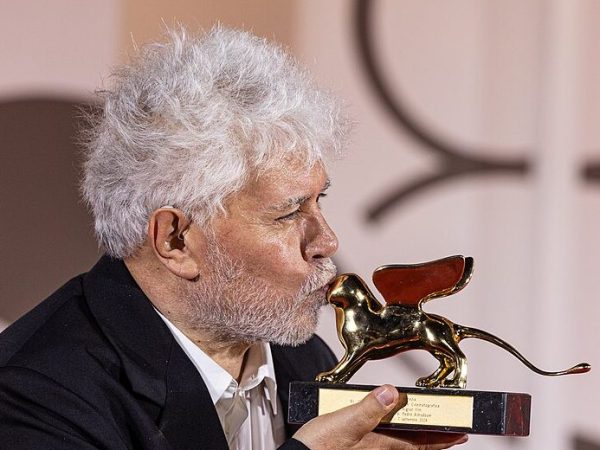 Ο Pedro Almodóvar επιστρέφει για να σου ραγίσει (ξανά) την καρδιά με τα «Πικρά Χριστούγεννα»