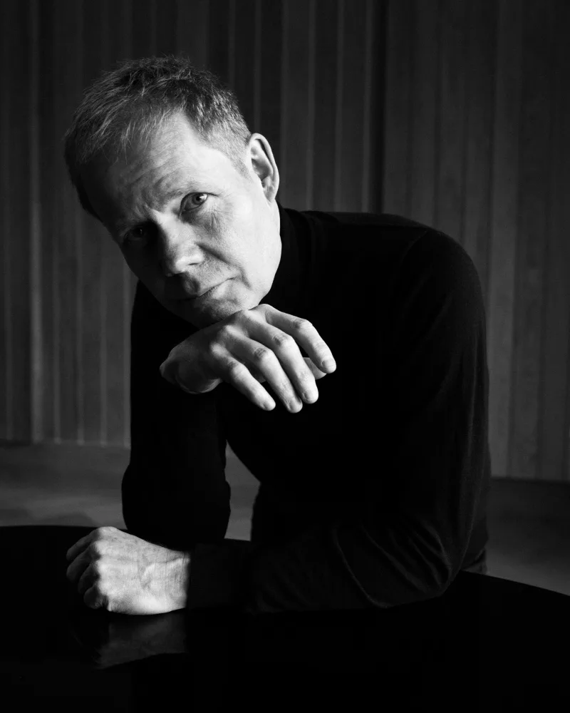 Ασπρόμαυρο πορτρέτο του Max Richter με μαύρο ζιβάγκο.