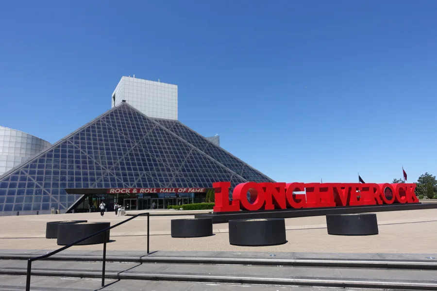 Το κτίριο του Rock & Roll Hall of Fame στο Κλίβελαντ με την επιγραφή Long Live Rock.