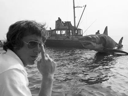 Ο σκηνοθέτης Steven Spielberg στα γυρίσματα της ταινίας Τα Σαγόνια του Καρχαρία (Jaws).