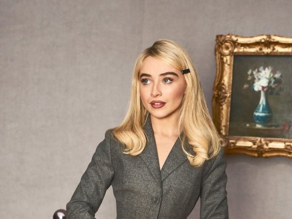 Η Sabrina Carpenter με εμβληματικό look στο ντεφιλέ του οίκου Dior στο Παρίσι